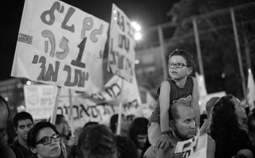 Demonstration in Tel Aviv während des jüngsten Gaza-Konflikts, August 14. 2015. Photo: Victor Bezrukov/Flickr (https://www.flickr.com/photos/s-t-r-a-n-g-e/14768443599/in/photolist-ov3uyC-ov38KV, CC BY-NC 2.0)