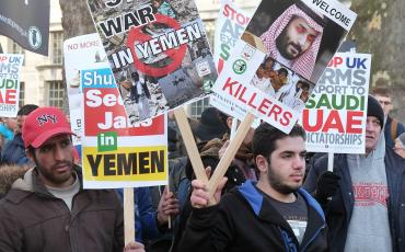 Proteste, die auf den Krieg im Jemen aufmerksam machen, wie hier in London im März 2018, haben dazu beigetragen, dass Regierung und Houthi-Rebellen eine wichtige Vereinbarung abschlossen. Doch die Lage im Land bleibt weiterhin explosiv und Frieden ist noch weit entfernt - die entscheidenden Schritte kommen erst noch.  Quelle: Wikimedia Commons, https://commons.wikimedia.org/wiki/File:Stop_the_War_in_Yemen_!.jpg.