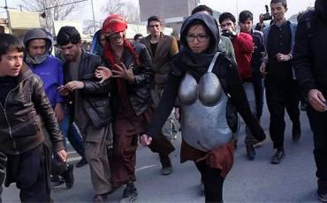 Die Künstlerin Kobra Khademy in ihrer metallenen Rüstung unterwegs in den Straßen Afghanistans (Photo: Khademy)