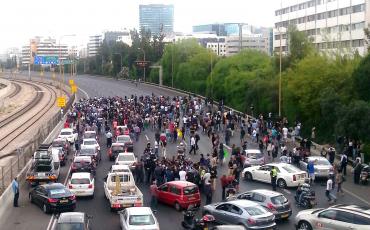 Äthiopische Israelis blockieren aus Protest die Stadtautobahn in Tel Aviv. Foto: Lilach Daniel/Flickr (CC BY 2.0).