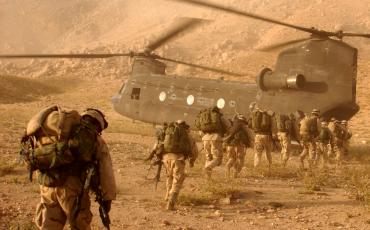 Seit über 15 Jahren schon werden US-Soldaten in die Ferne geschickt, um Terrorismus einzudämmen, wie hier in Afghanistan. Doch die Erfolge sind mehr als überschaubar - Zeit genauer zu fragen, warum. Bildquelle: https://upload.wikimedia.org/wikipedia/commons/a/ae/US_10th_Mountain_Division_soldiers_in_Afghanistan.jpg