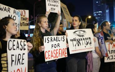 Israelische Demonstrant:innen protestieren gegen den Krieg und für einen Waffenstillstand vor dem Verteidigungsministerium in Tel Aviv. Foto: Oren Ziv.
