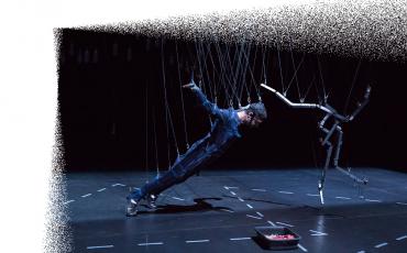 Der Tänzer und Choreograph Ali Moini tanzt im Stück "Man Anam Ke Rostam Bovad Pahlavan" mit seinem mechanischen Gegenüber. Bild: tanzpol
