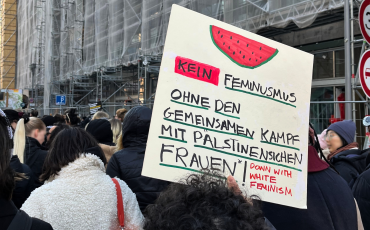 Plakat auf einer Demontration: Kein Feminismus ohne den gemeinsamen Kampf mit palästinensischen Frauen*. Foto: Martje Abelmann