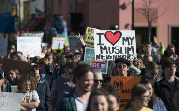Solidarität mit Muslimen: Eine Demonstration in Minneapolis gegen den neuen US-Präsidenten Donald Trump. Auch junge Menschen im und aus dem Nahen Osten sind schockiert. Foto: Flickr/Fibonacci Blue, https://flic.kr/p/QXFyqo, CC-BY-2.0 https://creativecommons.org/licenses/by/2.0/.