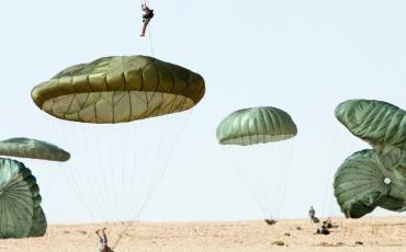 US-Fallschirmjäger landen im Irak. Foto: Spc. Michael J. MacLeod, 1/82 AAB, USD-C