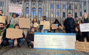Protestierende gegen die Finanzierung des Assad-Regimes in Berlin. Foto: Kampagne #DefundAssad.