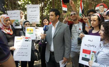 Ein TV-Journalist berichtet von einem Pro-Assad-Protest. Bild: Zeinab Mohamed (CC BY-NC-SA 2.0)