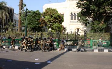 Alle gegen Einen: Militärgewalt in Ägypten. Foto: Nora Shalaby/Flickr