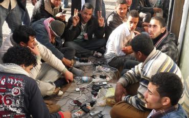 Im Rahmen von Protesten 2011 in Ägypten werden digitale Endgeräte geladen. Foto: A. Hickson, flickr.