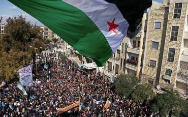 Syrische Oppositionsgruppen versammeln sich im März 2012 in Idlib auf den Straßen. Bildquelle: https://www.flickr.com/photos/syriafreedom/6961997081