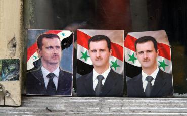 Assad-Portraits in Damaskus. Eine syrische Übergangsregierung muss ohne den aktuellen Machthaber auskommen, sagt Ilyas Saliba. Bild: James Gordon (CC BY 2.0) 
