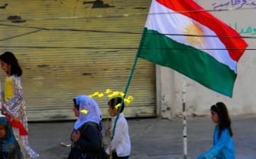Die kurdische Flagge weht in Qamishli. Foto: Behsroffline / Flickr (CC BY 2.0)