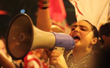 Eine von vielen Demonstrationen für die Freiheit der Tunesier:innen. Nur, wie soll sie aussehen? Foto: Amine Ghrabi (CC BY-NC 2.0) 