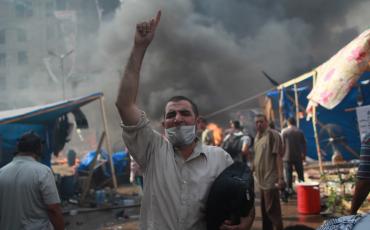 Ein Unterstützer des gestürzten Präsidenten Mursi bei den schweren Zusammenstößen zwischen Muslimbruderschaft und Sicherheitskräften am 14. August in Kairo. Foto: (c) Globovisión/ Flickr