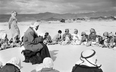 Die ersten Schulstunden in Jericho wurden nach der Nakba unter freiem Himmel abgehalten. Bild: UNRWA Archive, 1948, CC BY-SA 3.0 IGO