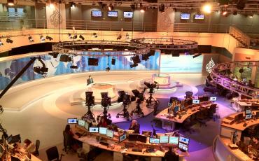 Blick ins Studio der Fernsehnachrichten von Al-Jazeera in Doha. Der katarische Fernsehsender soll nach Willen der vier Länder bis Sonntag abgeschaltet werden. Foto: By Wittylama (Wikicommons, CC BY-SA 3.0)