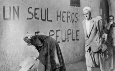 „Ein einziger Held, das Volk“: Slogan auf einer Mauer in Algier, 1962. Bild: Musée national de la Révolution algérienne / WikiCommons