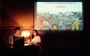 In entspannter Atmosphäre diskutierten Sarah el-Richani und Bodo Straub über das libanesische Mediensystem. Foto: Daniel Walter