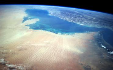 Von weiter weg betrachtet scheinen die Unterschiede nicht so bedeutend - aber tatsächlich erlebt Katar (der große Zipfel oben links) mit Saudi-Arabien (die Landmasse unten links), den Vereinigten Arabischen Emiraten (der Zipfel rechts) und Bahrain (die Insel über Katar) gerade eine ernste Krise. Nur scheinbar geht es um das Land unter den Wolken, Iran. Und Ägypten (nicht im Bild) mischt auch noch mit. Foto: Stuart Rankin/Flickr (cc-by nc 2.0)