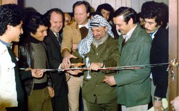 Fotograf Billhardt links neben Yasser Arafat. Quelle: Thomas Billhardt-camerawork (camerawork.de)