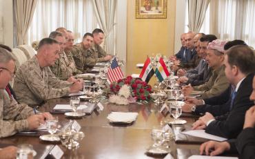 Man bleibt im Gespräch: Masoud Barzani (rechts, mit Turban) mit US-Marine-Offizieren. Foto: D. Myles Cullen/US Department of Defense (2015)