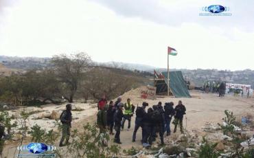Soldaten und Aktivisten am Rande des Protestcamps Bawabat al-Quds. Foto: Mahmoud Alian.