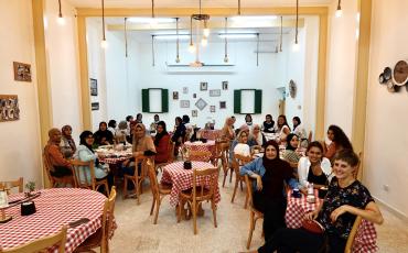 Das Soufra Team, Besucherinnen aus der Siedlung und Mitarbeiterinnen von Cuisinie sans frontières.  Bild:  Cuisine sans frontières 2021