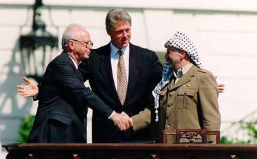 Krieger betrachtet den Staatsbildungsprozess in Palästina als gescheitert, nicht zuletzt aufgrund des Machtungleichgewichts der Protagonisten im Oslo-Prozess. Photo: Yitzhak Rabin, Bill Clinton und Yassir Arafat (v.l.n.r.) nach der Unterzeichnung des Oslo-Abkommens am 13. September 1993 (Public Domain)