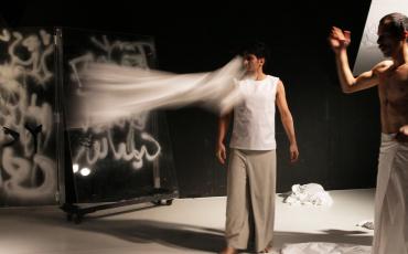 Fragmentarische Erzählweise, die Lücken lässt: Ashkan Afsharian und Kaveh Ghaemi in "Bodytext". Foto: Maxim Gorki Theater/Ute Langkafel