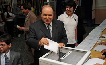 Wiedergewählt, obwohl er aus Gesundheitsgründen seit über einem Jahr nicht mehr öffentlich aufgetreten ist: Algeriens Präsident Bouteflika. Foto: Algeria hails election turnout, Magharebia (https://flic.kr/p/cPaKmq), Lizenz: CC-By 2.0 (https://creativecommons.org/licenses/by/2.0/)
