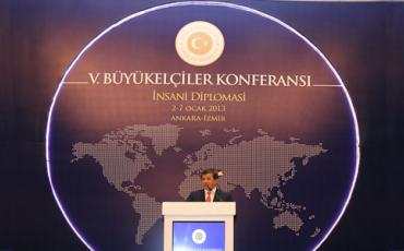 Außenminister Ahmet Davutoğlu schwor 2013 die türkischen Botschafter mit seiner Rede zur Humanitären Diplomatie auf den neuen Kurs ein. Foto: www.mfa.gov.tr.