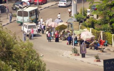 "Ali und seine Freunde wurden schon in Jordanien diskriminiert, mit Müll beworfen und bespuckt. In Ägypten ergeht es Menschen mit dunkler Hautfarbe meist noch schlechter." Straßenszene in Kairo. Bild: abossone/Flickr, https://flic.kr/p/md2V4f, CC-BY-NC 2.0, https://creativecommons.org/licenses/by-nc/2.0/. 