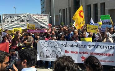 Eine Demonstration der Academics for Peace und anderer Organisationen vor dem Gericht in  Çağlayan, Istanbul am 22. April 2016. Foto: Can Candan. 