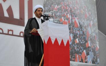 Ali Salman, Vorsitzender der al-Wifaq-Partei. Das Bild wurde 2016 aufgenommen, als Salman zu Demonstranten sprach. Creative Commons, https://commons.wikimedia.org/wiki/File:Cleric_Ali_Salman,_head_of_Al_Wefaq_delivering_a_speech_during_a_pro-democracy_sit-in_in_Muqsha%27a_2.JPG 