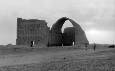 Überreste der sassanidischen Hauptstadt Ktesiphon im heutigen Irak. Aufgenommen 1932. Quelle: https://commons.wikimedia.org/wiki/File:Ctesiphon,_Iraq,_1932.jpg#/media/File:Ctesiphon,_Iraq,_1932.jpg