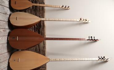Die Familie der Saz-Instrumente (von oben): Cura, Çöğür, Bağlama und die Divan Saz. Foto: Sven Kraus, WikiCommons.