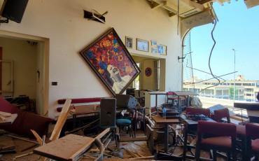 Das Café Madame Om nach der Explosion vom 4. August. Foto: Madame Om