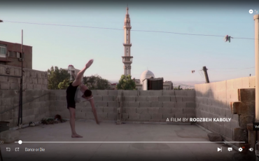 Von den Dächern Syriens zum niederländischen Staatsballett – der Weg des Tänzers Ahmad Joudeh. Screenshot aus dem Film  „Dance or Die“. Quelle: arte.tv