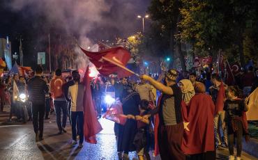 Erdoğan-Anhänger*innen feiern den Wahlsieg der AKP in Istanbul. Foto: Petar Marjanovic, https://commons.wikimedia.org/wiki/File:Demonstration_Erdogan_Victory_Istanbul_2018_(2).jpg, CC BY-SA 4.0, https://creativecommons.org/licenses/by-sa/4.0/
