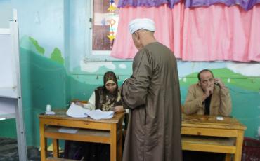 Ein Mann stimmt 2012 über den damaligen Verfassungsentwurf in Ägypten ab. Foto: CC BY-SA-NC