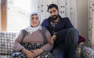 Ein Lehrer der kurdischen Schule und seine Mutter in Özalp. Photo: Hélène Debande