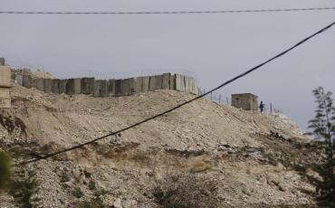 Fünf Meter hoch ist die Mauer rund um Ein el Helweh. Mehr als die Hälfte ist schon fertig. Foto: Privat