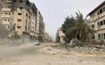 Das Bild zeigt die Zerstörung in der Omar Mukhtar Straße, der Hauptstraße in Gaza City, am 8. Dezember 2023. Foto: Emad El Byed, Unsplash