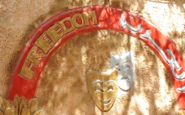 Eingang des “Freedom Theaters” in Jenin, Westjordanland. Foto: Guillaume Paumier (Wikimedia Commons, CC 3.0)