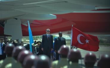 Erdoğan bei einem Staatsbesuch in Somalia. Der türkische Präsident versucht zunehmend, auch international seine Agenda durchzusetzen. Foto: Amisom Public Information/Flickr (https://flic.kr/p/pZ8Y1v, Public Domain)