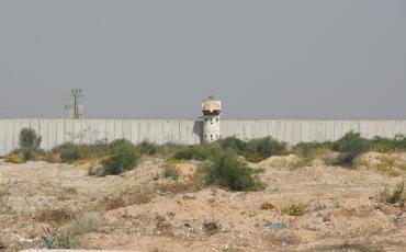 Die Mauer rund um den Gaza-Streifen soll Sicherheit bringen – und hält doch Nachbarn voneinander fern. Es gibt immer weniger Kontakte zwischen den Menschen auf beiden Seiten, womit der Dämonisierung Vorschub geleistet wird. Bild: © Tobias Raschke 2013 