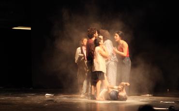 Szene aus der Performance Above Zero im Sunflower Theatre in Beirut, die von Ettijahat – Independent Culture gefördert wurde. Die Aufführung fand im April 2016 im Rahmen der Veranstaltung Focus Syria statt. Bild: Antoine Entabi.