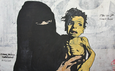 Haifa Subays jüngstes Wandgemälde trägt den Titel „Knochenkind“. - Eine Anklage an die Kriegsparteien im Jemen und die durch sie verursachte Hungersnot. Credit: Haifa Subay, Instagram 