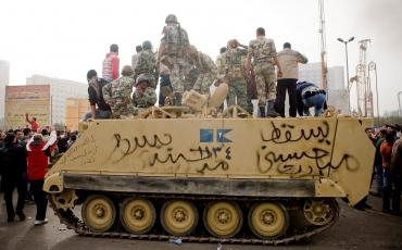 2011 schrieben Protestierende ihre Slogans auf die Panzer der Armee. Heute wird jede Form des Widerstands brutal unterdrückt. Foto: Hossam el-Hamalawy
